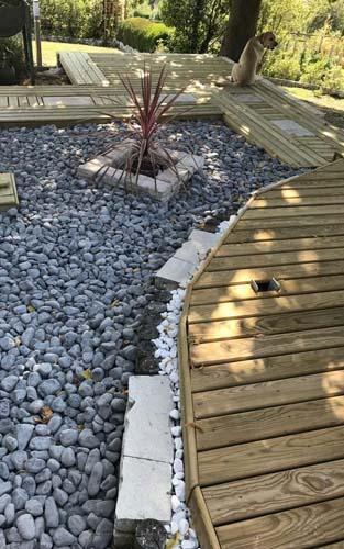 Aménagement autour d'un jacuzzi 