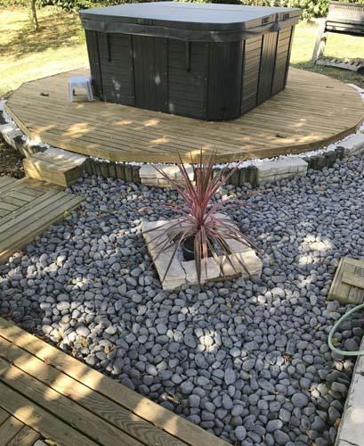 Aménagement autour d'un jacuzzi 