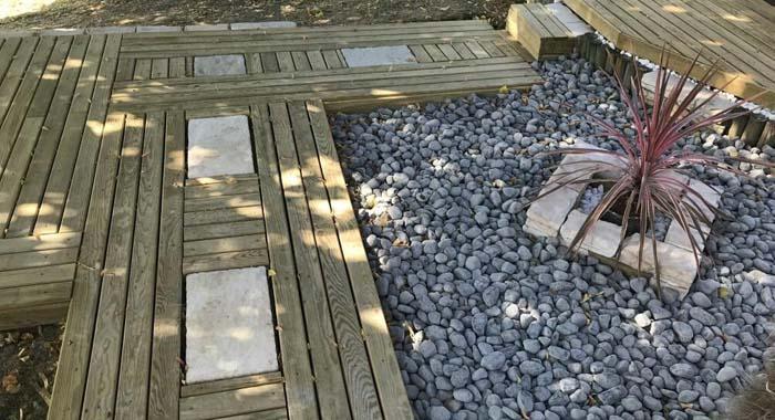 Aménagement autour d'un jacuzzi 